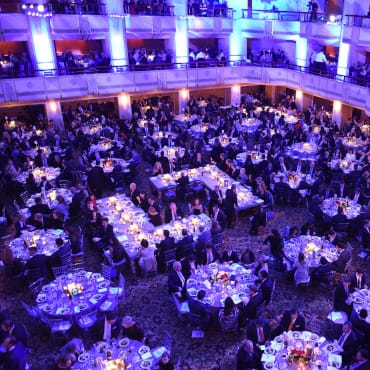 Bankettsaal mit großen runden Tischen bei einer festlichen Gala Veranstaltung.