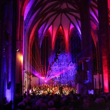 Farbige Beleuchtung in einer Kirche bei einem Konzert.
