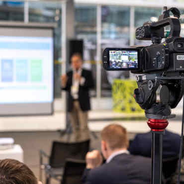 Aufnahme einer Firmenpräsentation mit einer digitalen Kamera für einen Live Stream ins Internet.