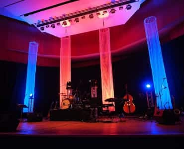 Bühne und Licht für ein Jazz Ensemble bei einer Gala Veranstaltung.