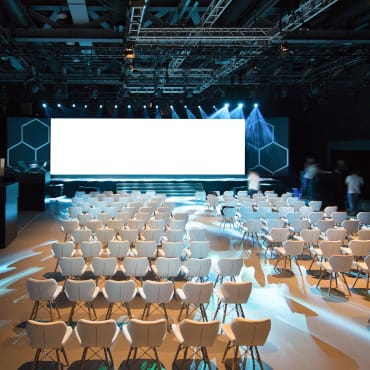 Moderner leerer Tagungsraum, der mit Veranstaltungstechnik Sound, Light und Vision in Bonn und Köln ausgestattet wurde.