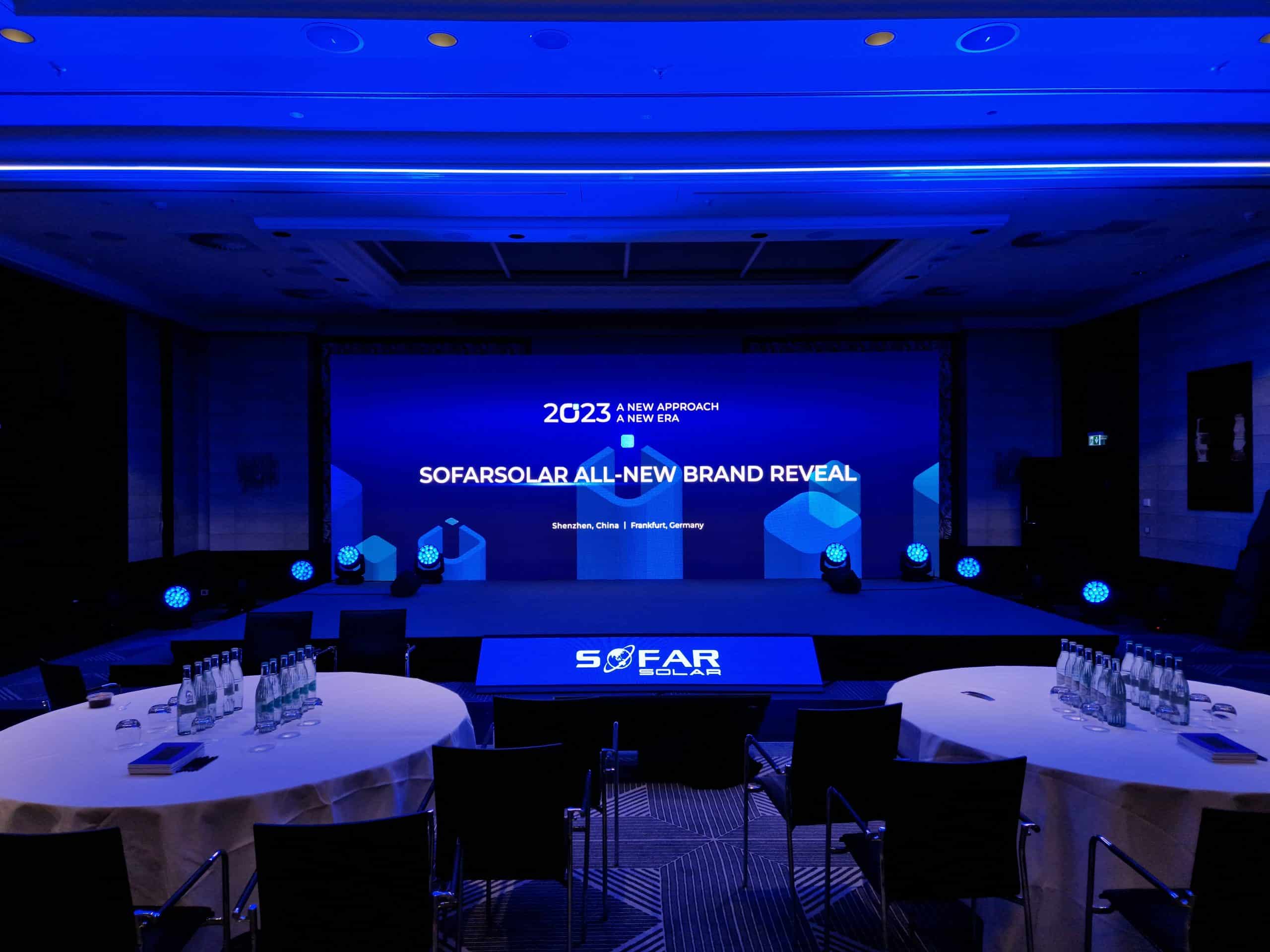 Konferenzraum mit Projektionstechnik und Scheinwerfern blau ausgeleuchtet.