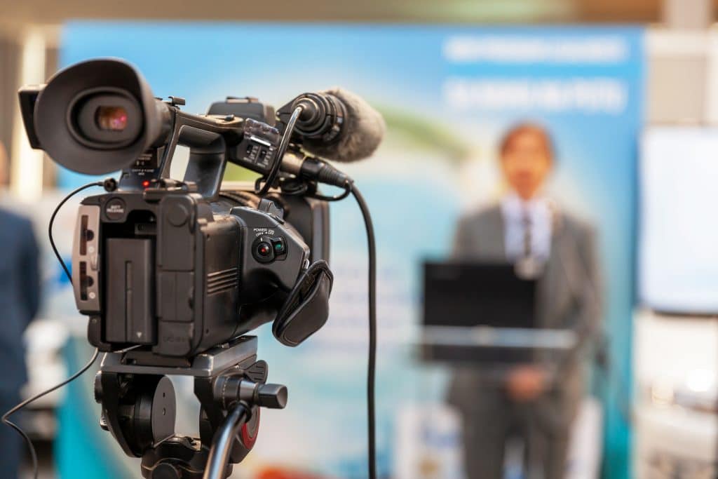 Eine Videokamera zur Aufnahme eines Sprecher bei einer hybriden Konferenz.