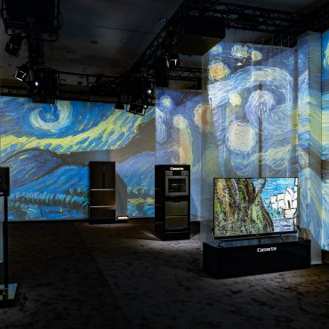 Eine Ausstellung mit Werken von Edward Munch, dessen Werke mit Videotechnik groß auf die Wände projiziert werden.